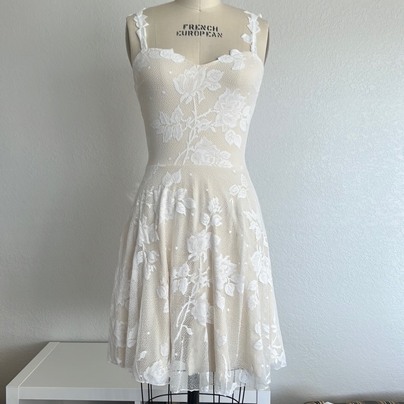 Lace floral A LINE dress with sweet heart neckline ✨NEW size SMALL